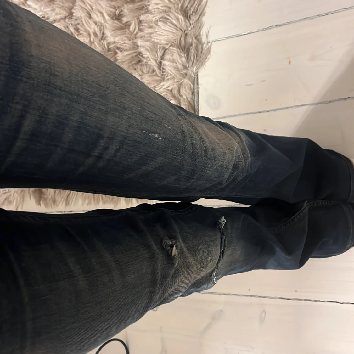 Mörkblå bootcut jeans med slitningar - 2