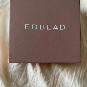 Silvriga örhängen från Edblad - Snygga silvriga örhängen från Edblad. Perfekta för dig som gillar stilrena smycken med lite edge. Kommer i original ask. Aldrig använda.