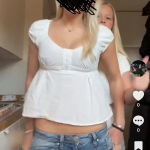 Söt topp  - Supersöt vit blus och i jättefint skick❤️