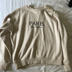 Beige tjocktröja - Simpel sweatshirt med tryck där fram