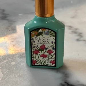 Gucci Flora Gorgeous Jasmine parfym - Gucci Flora Gorgeous Jasmine – en ikonisk parfym med färgstark design och trendig känsla. Perfekt för dig som vill sticka ut och addera en lyxig touch till din stil.