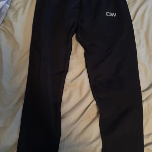 Svarta träningsbyxor från ICANIWILL - Svarta leggings från ICANIWILL, använda bara några få gånger och är som nya.