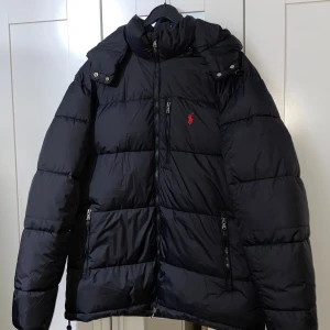 Svart jacka från Polo Ralph Lauren - Allt är som ni ser på bilden! Jag har beställt och har aldrig använt så den är helt nytt. Det står i storlek M men passar också bäst för L, alltså det går lika bra för de som har storlek M eller L eftersom den är amerikansk storlek. Meddela mig gärna om ni vill ha mer information! 💕💕
