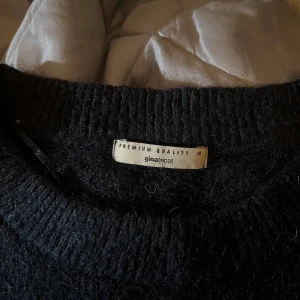 Marinblå stickad tröja från Gina Tricot - Marin blå stickad tröja från Gina Tricot i premiumkvalitet. Inte mycket använd alls.