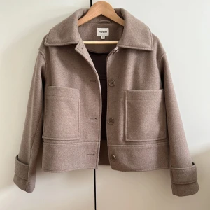 Kappa - Säljer denna kappan i strl XS, men passar även S. Använd försiktigt, typ nyskick. Nypris 899 kr, mitt pris 409 kr. Tryck gärna på ”köp nu”!