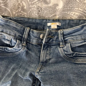 Blåa lågmidjade jeans  - Snygga blå jeans från Gina Tricot.