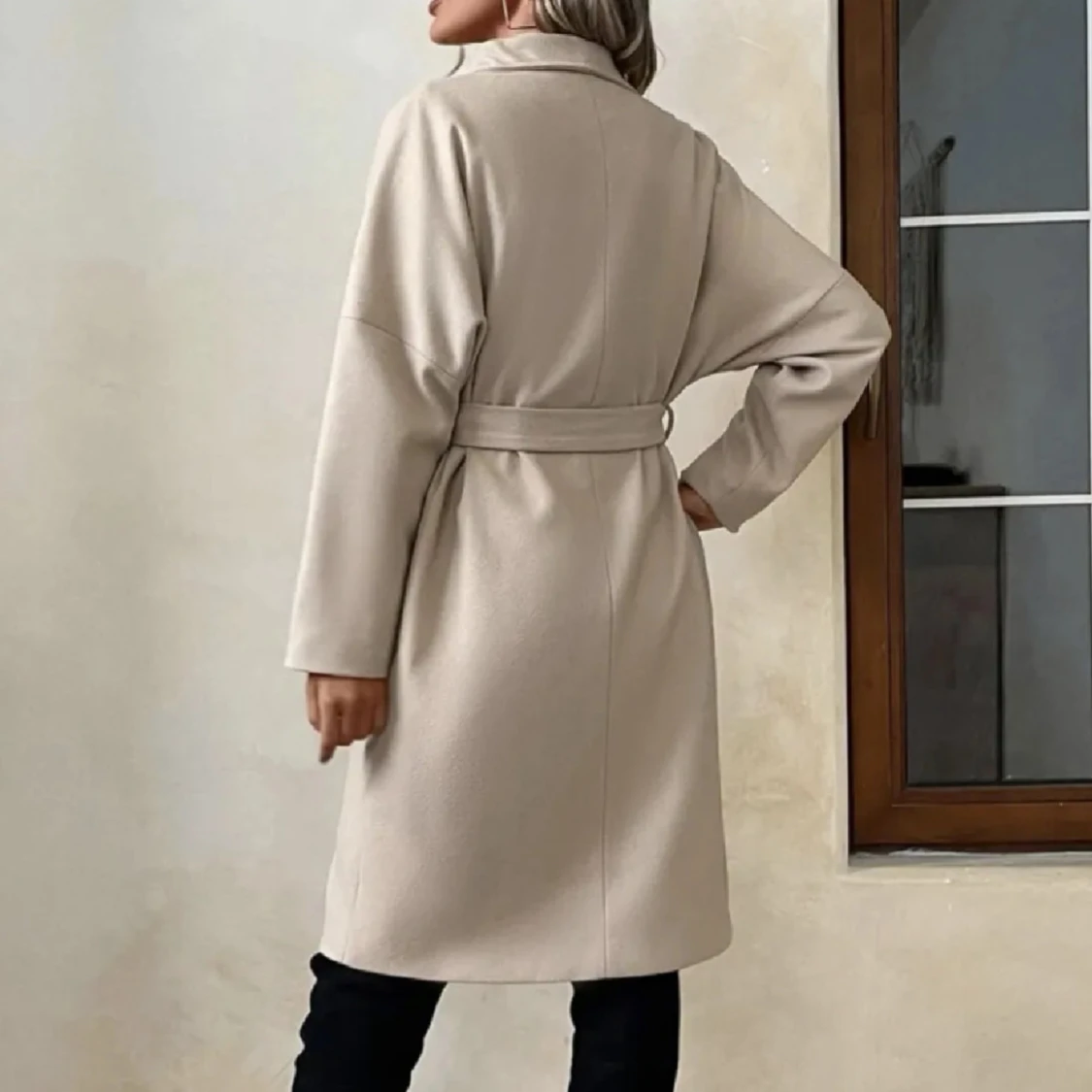 Beige kappa med bälte och stora fickor - 1