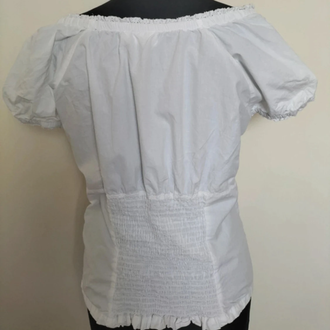 vit topp med knappar - 1