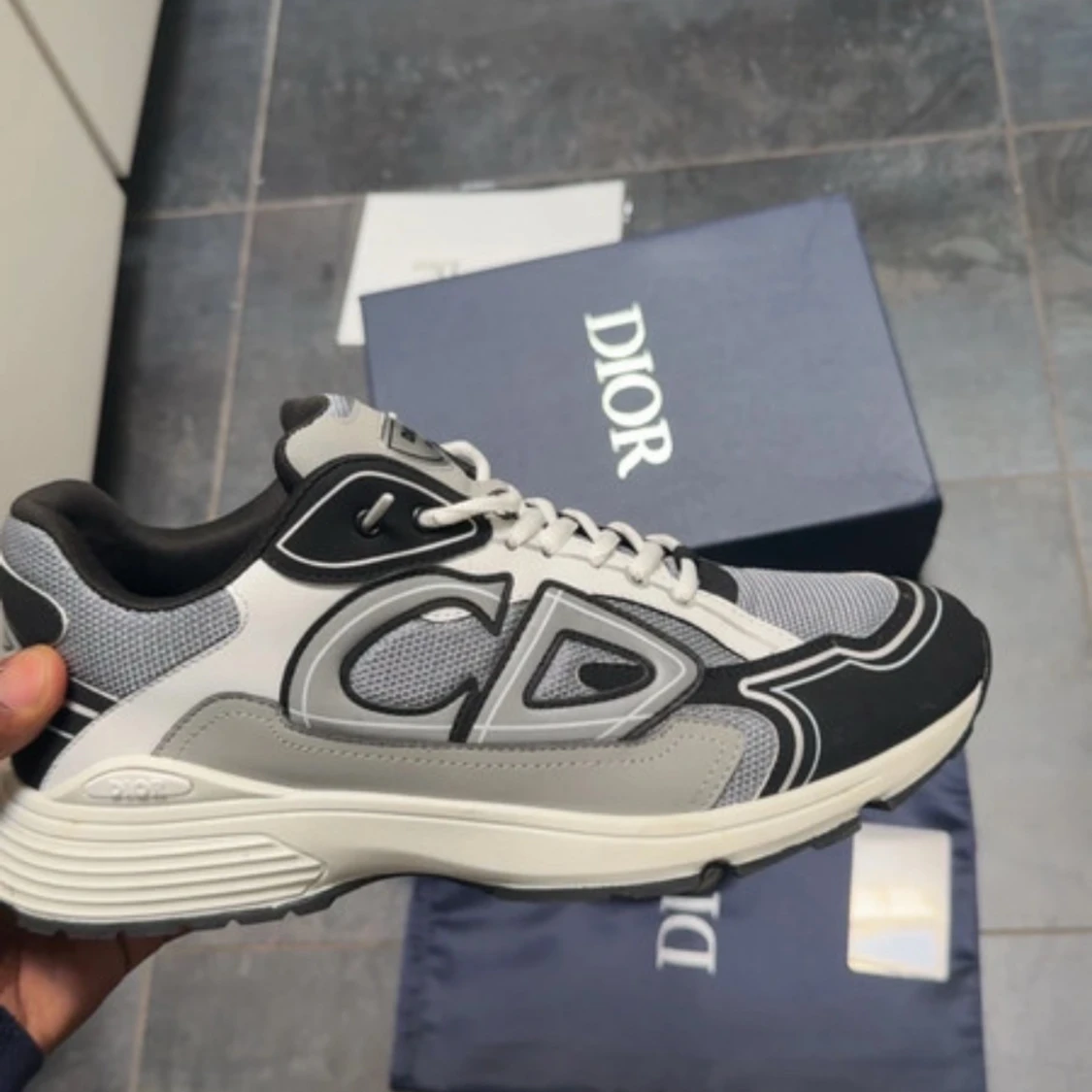 Dior sneakers i svart, grå och vit - 2