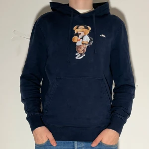 J.lindeberg bear hoodie - Unik J.Lindeberg bear hoodie i mycket bra skick.kontakta gärna vid intresse 🤗
