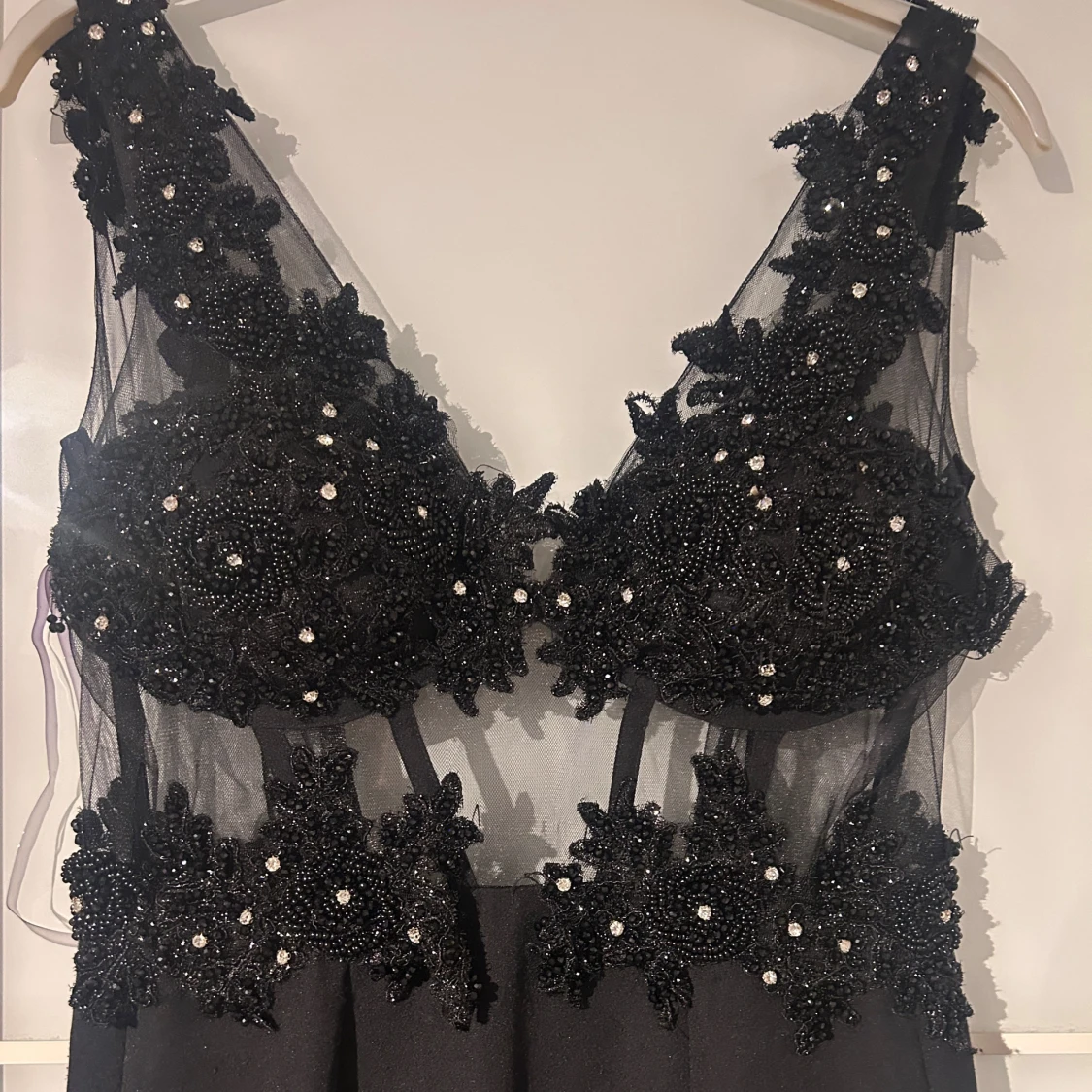 Svart långklänning med pärlbroderi - 1