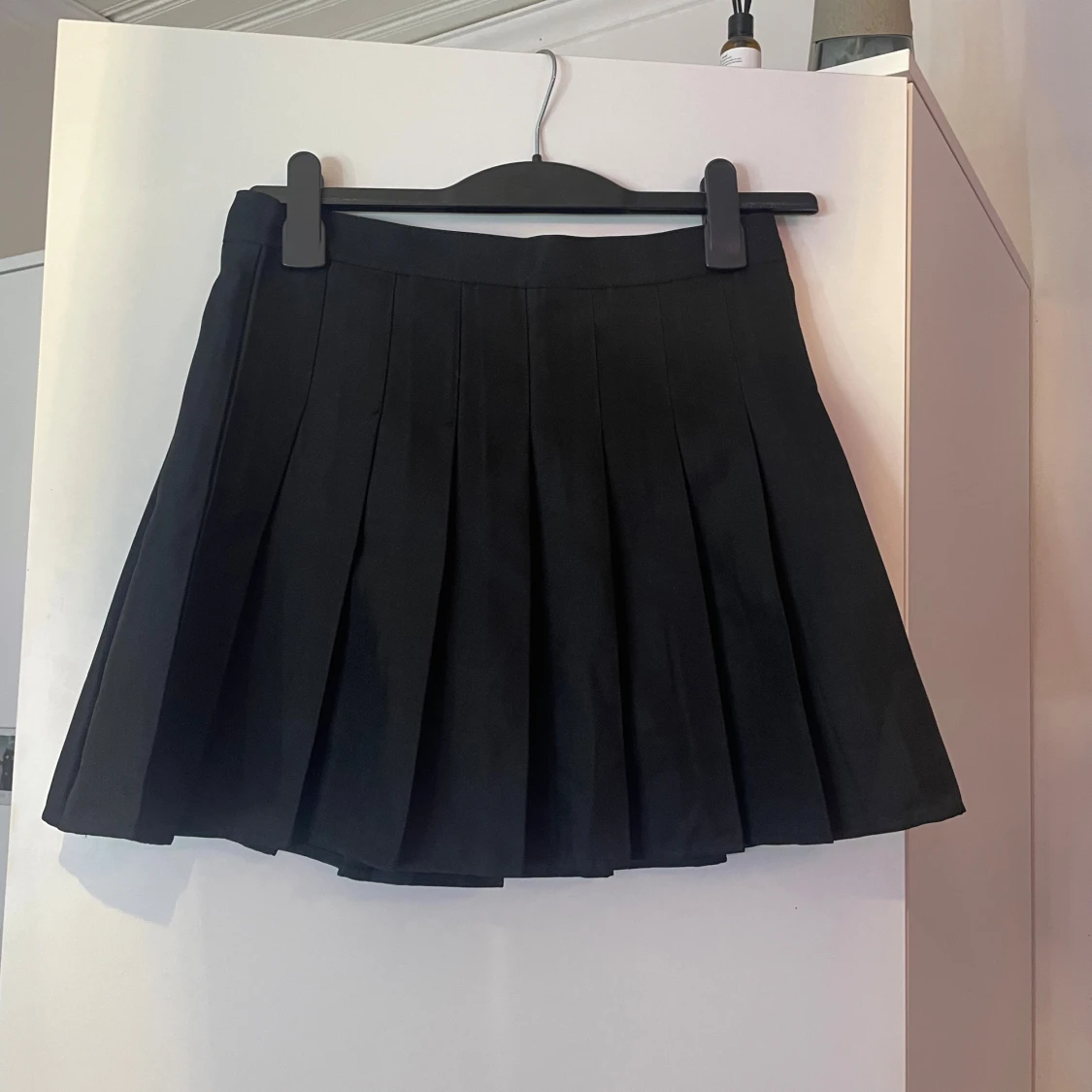 Svart plisserad kortkjol - 1