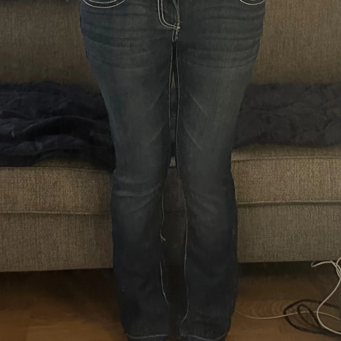 Mörkblå bootcut jeans med kors broderi - 3