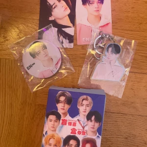 Surprise Bing - Färgstark fotobok med ENHYPEN, perfekt för fans av K-pop! Innehåller exklusiva bilder på medlemmarna samt samlarkort, nyckelring och badge. En rolig och inspirerande bok för dig som älskar musik och idolgrupper.