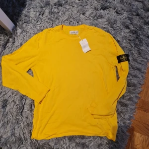 Gul stickad tröja Stone Island XL - Helt ny och oanvänd Gul stickad tröja från Stone Island i storlek XL med prislapp och etiketter kvar