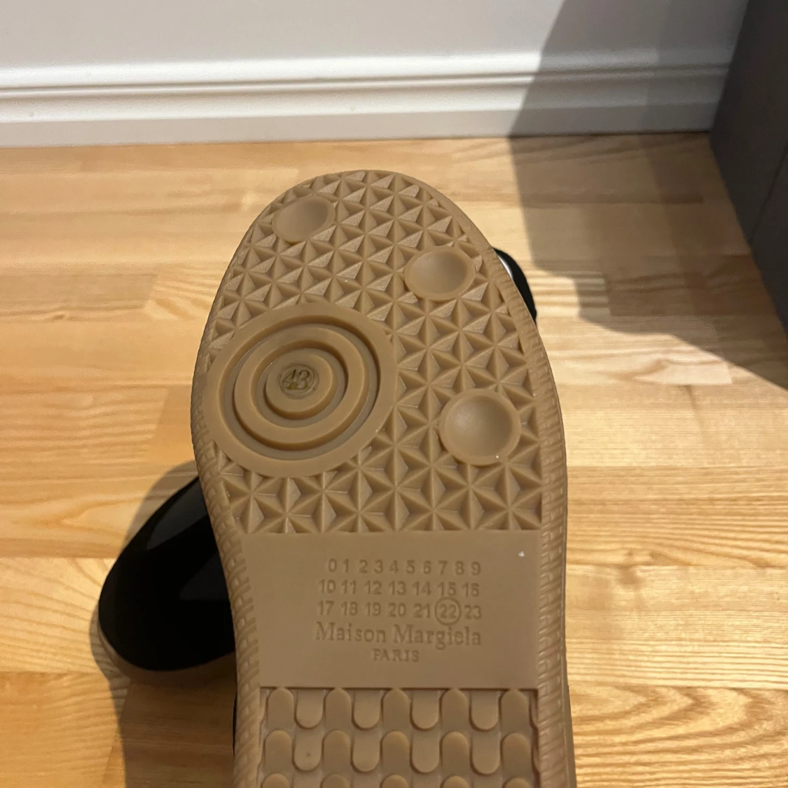 Svart skor med tyg-detaljer - 4