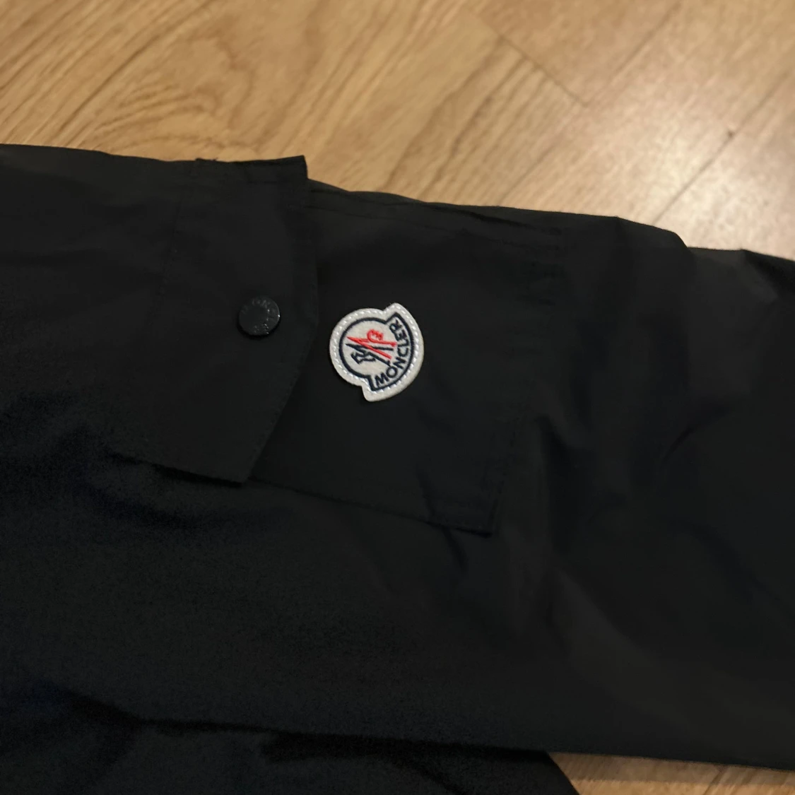 Svart vindjacka från Moncler med huva - 2