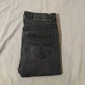 Nya gråa Tiger of Sweden jeans  - Helt nya gråa jeans från Tiger of Sweden i storlek 29/32. Aldrig använda – bara testade! Sitter snyggt med en klassisk slim fit-passform och är i riktigt bra kvalitet, som alltid från Tiger of Sweden.