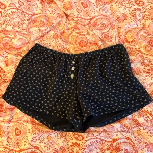 Pyjamas shorts  - Shorts från Brandy Melville, helt oanvända och passar M/S!❣️