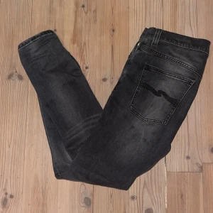  Nudie Jeans - Säljer dessa snygga Nudie Jeans med en riktigt fin tvätt. Jeansen är i storlek 30/32 och modellen Lean Dean. Jeansen är i väldigt bra skick utan några slitningar och den mörka färgen passar perfekt till hösten. 