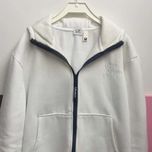 Vit hoodie från C.P. Company - Storlek L men passar M