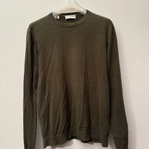 Selected Homme tröja - En selected Homme sweatshirt I fint skick i färgen mörkgrön