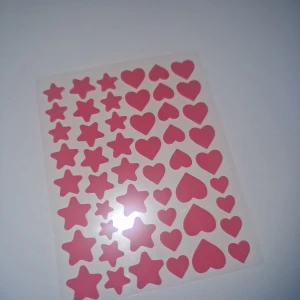 Pimpla patches - Små självhäftande plåster som används för att behandla finnar och blemmor.  De är ofta gjorda av ett material som kallas hydrokolloid, vilket hjälper till att absorbera överflödig olja och vätska från finnen.  Plåstren skapar en skyddande barriär över det drabbade området, vilket förhindrar att man petar på finnen och skyddar den från yttre faktorer som bakterier. 