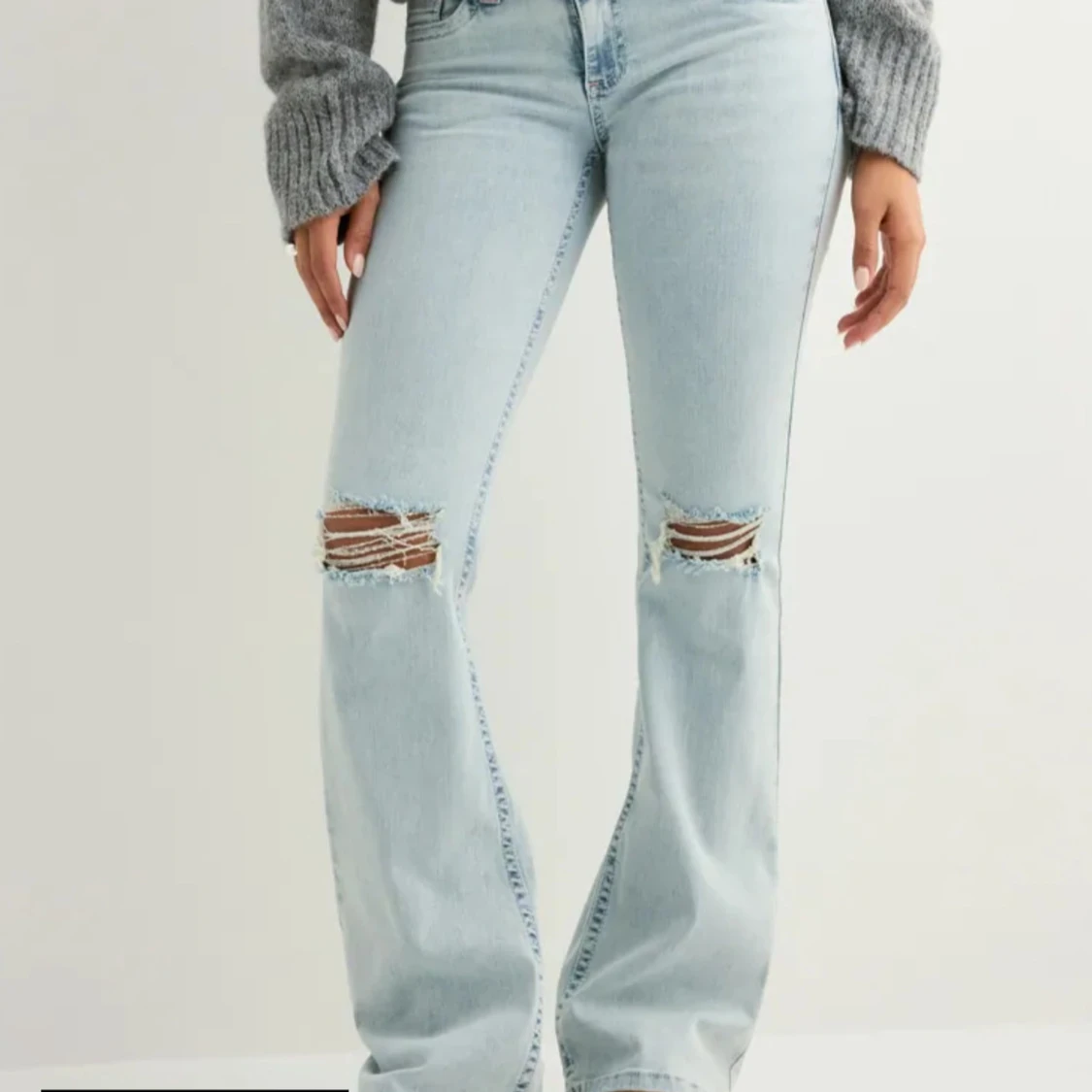 Ljusblå lowaist bootcut jeans med broderi - 1