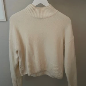 Beige stickad polotröja  Other Stories - Supermysig beige stickad polotröja från & Other Stories. Använd ett fåtal gånger 🩵 skriv för fler bilder eller funderingar 