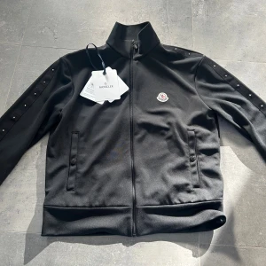 Moncler zip up - Säljer nu den stilrena moncler zip upen me nitar på ärmarna. Köpt på NK Stockholm i sommras endast använd ett få tal gånger 