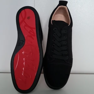 Khristian paris skor röda sulor. - Snygga skor storlek 40 helt ny box,dustbag och kvitto ingår