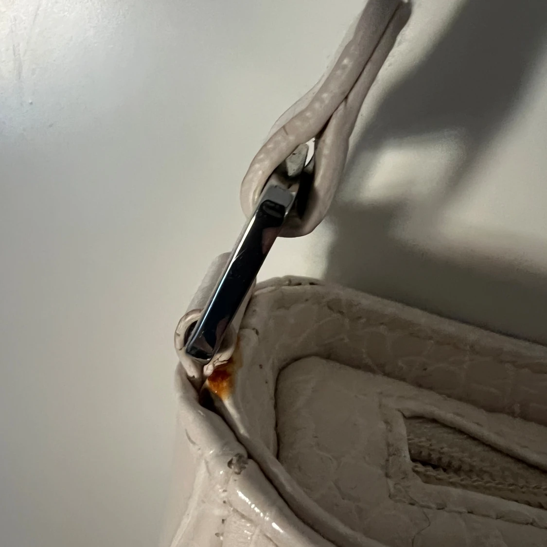 Beige axelväska i krokopräglat syntet - 2