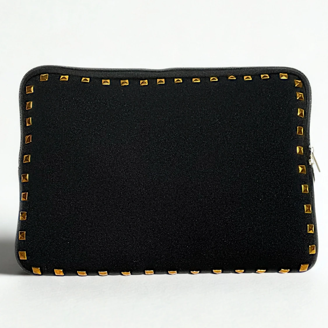 Datorfodral svart med guld nitar