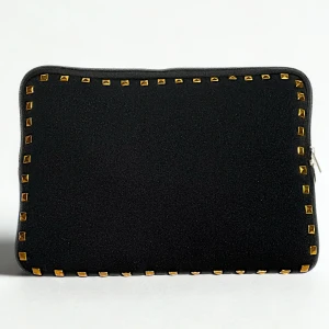 Datorfodral svart med guld nitar - ‼️REA‼️ENDAST 149KR! Då vi endast har fåtal kvar i lager! Datorfodral med nitar, vattentätt material och plats för allt du behöver. Storlek 34,5x25cm 🥂🍁 Superfint och praktiskt fodral som passar perfekt till både skola och jobb. Rymmer dator, laddare och annat utan problem. Materialet är tåligt och nitarna ger den där lilla extra detaljen som gör att den sticker ut!  Fodralet är handgjort och egen designat! Snabb leverans! ⚜️