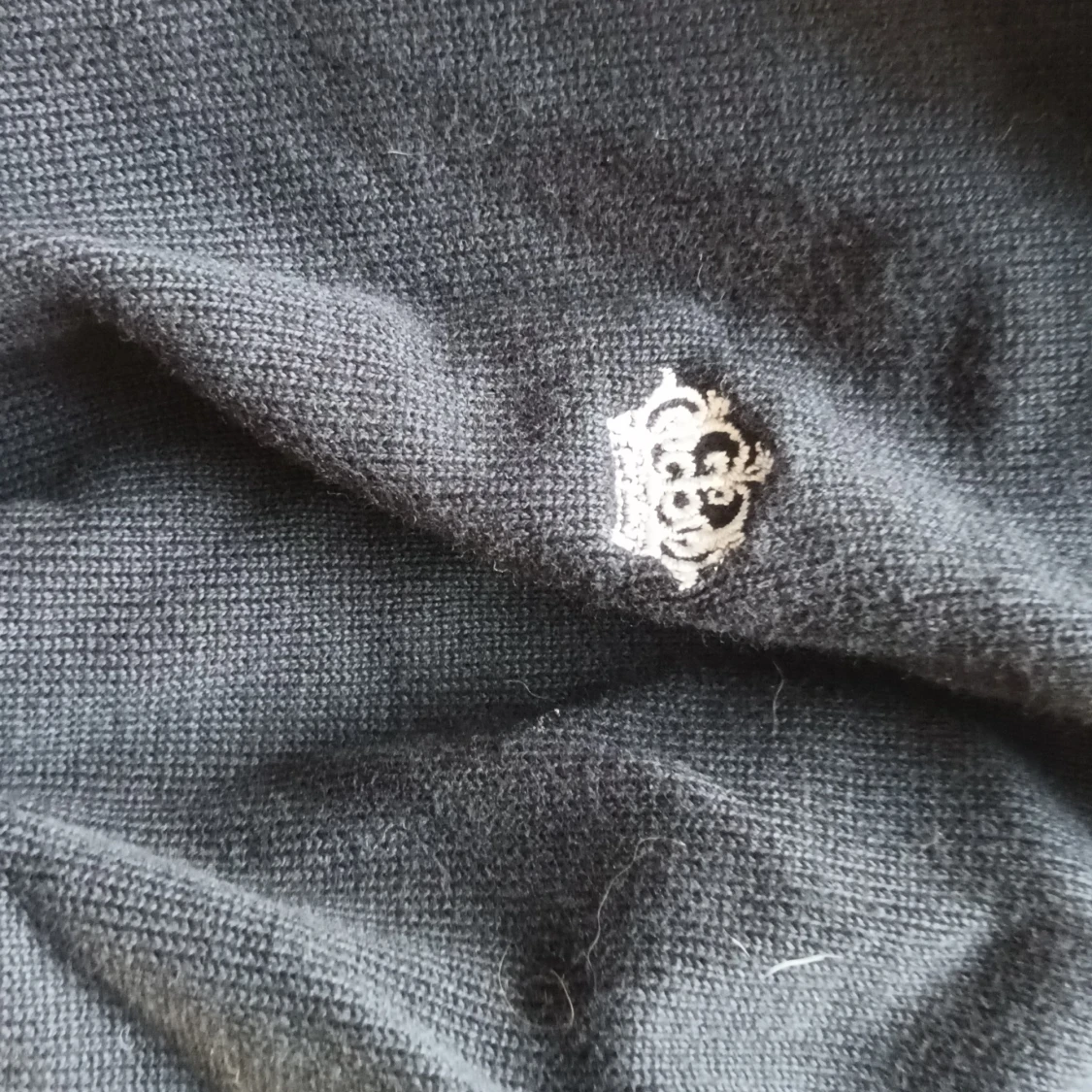 Svart v-ringad tröja från Ellos - 4