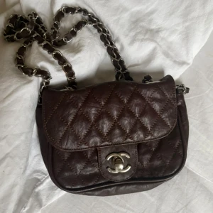 Brun vintage väska - Brun vintage väska. Fint skick. Bandet är justerbart så kan användes över axeln och som crossbody. 