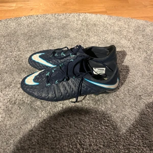 Nike hypervenom phantom 3  - Säljer ett par Nike hypervenom phantom 3 i färgen mörkblå, otroligt sällsynta och ikoniska skor, knappt använda och i väldigt bra skick