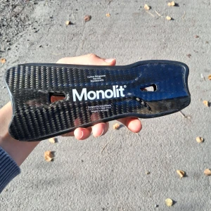 Monolit Carbon Shin Guards - Monolit benskydd i kolfiber, lättvikt på endast 40 gram. Designad i Skandinavien med en passform som passar de flesta. Produkten är i gott skick. Perfekt för dig som söker högsta skydd och komfort.