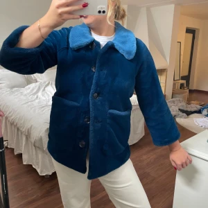 Blå pälsjacka  - Blå pälsjacka, med trekvarts armar…satin inuti som blir en fin detalj om man har den öppen. Elsa hosk kollektion med bikbok 