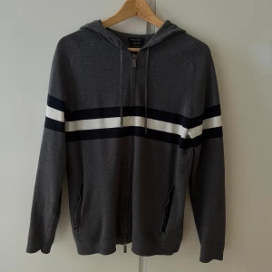 Massimo Dutti Tröja  - Riktig snygg tröja som är i perfekt skick och säljs för ett bra pris, anledningen till försäljning är för att den har blivit för liten 