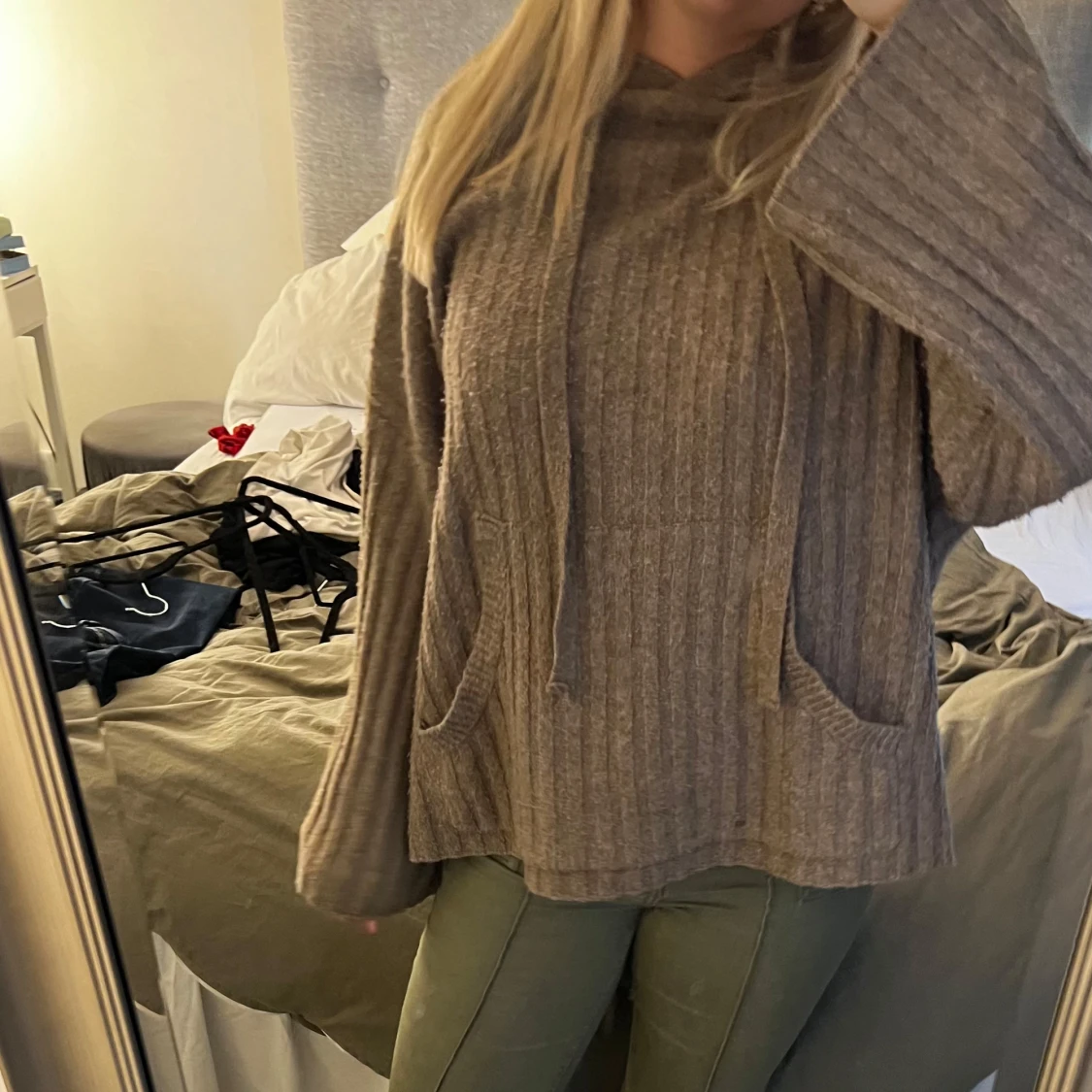 Ribbad beige hoodie med huva - 1