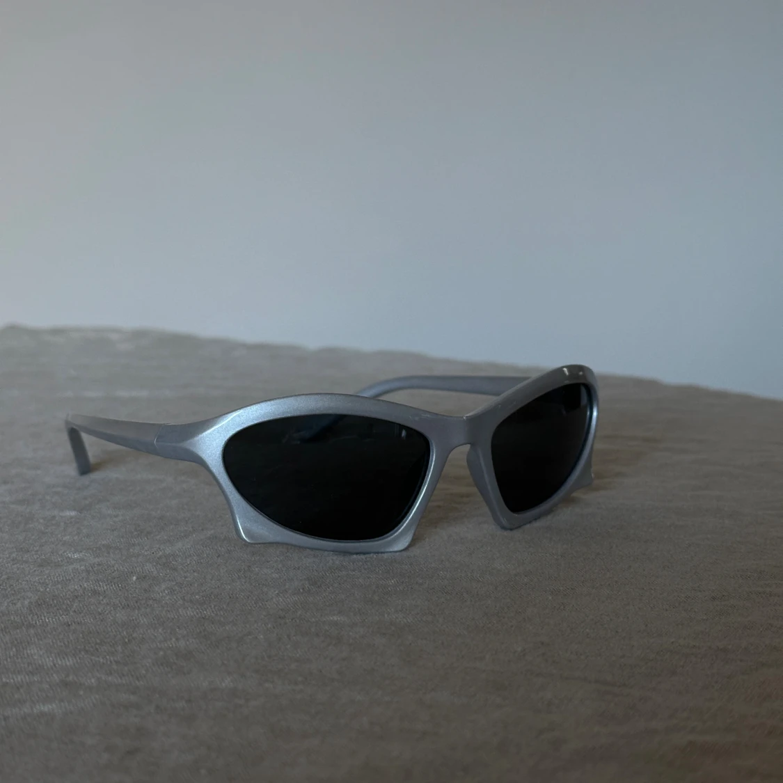 Grå/Silvriga solglasögon med svart glas