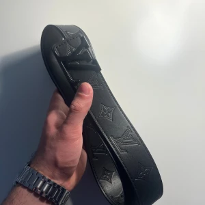 Bälte - Hej säljer min helt nya bälte. Den är 115cm och en hålpipa medföljer. Priset är fast, men om man köper flera än 1 kan man få ett bälte för 199kr. KÖP MED POSTNORD!