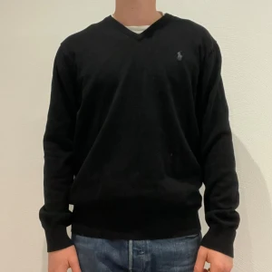  Ralph Lauren V-neck  - Ralph lauren V-neck || Storlek M || Modellen på bilden är 170cm och väger 62kg || Tveka inte på att höra av dig vid frågor eller funderingar 