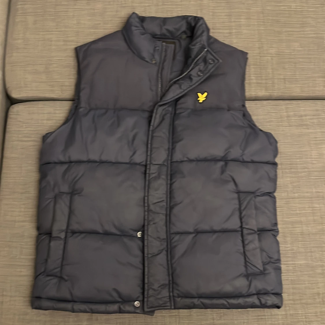 Mörkblå dunväst från Lyle & Scott - 4