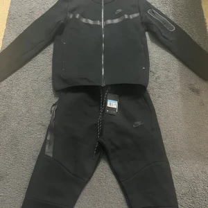 Nike teach - Helt ny, säljer den eftersom de är små, OBS byxan är M och koftan L 