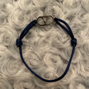 V armband - Helt nytt, justerbar storlek! Mörkblå, snabb affär kan ja gå ner i pris, bara att skriva vid kommentare, har tyvärr ingen box.