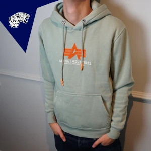 ALPHA INDUSTRIES HOODIE - Alpha Industries Hoodie i fet model | Skick: 8.5/10 | Strl: S | Modellen är 182 cm | Hör av dig vid intresse eller om du undrar någonting! 