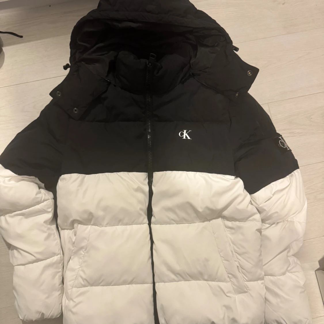 Svartvit pufferjacka Calvin Klein Jeans