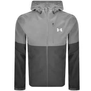Grå Under Armour vindjacka - Snygg tvåfärgad grå vindjacka från Under Armour med huva och dragkedja hela vägen. Jackan har en bröstficka med dragkedja och två sidofickor. Perfekt för blåsiga dagar och sportiga outfits. 
